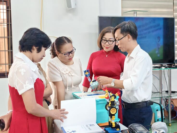 BUÔN HỒ TRIỂN KHAI GIẢI PHÁP GIÁO DỤC AI & ROBOTICS TRONG TRƯỜNG HỌC